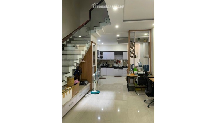 BÁN NHÀ PHÚ NHUẬN HXH 60M2 4 TẦNG BTCT NGANG 4,5M NỜ HẬU 5PN HẺM THÔNG PHAN ĐÌNH PHÙNG  GẤP BÁN 9.6 TỶ.